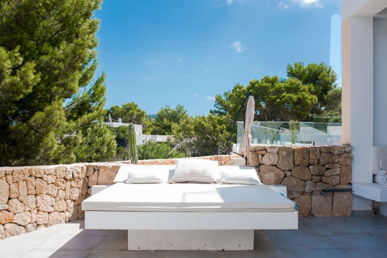 Resa estates ibiza huis huren cala tarida daybed.jpg